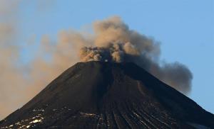 Volcán chileno Villarrica se mantiene con peligro de nueva erupción