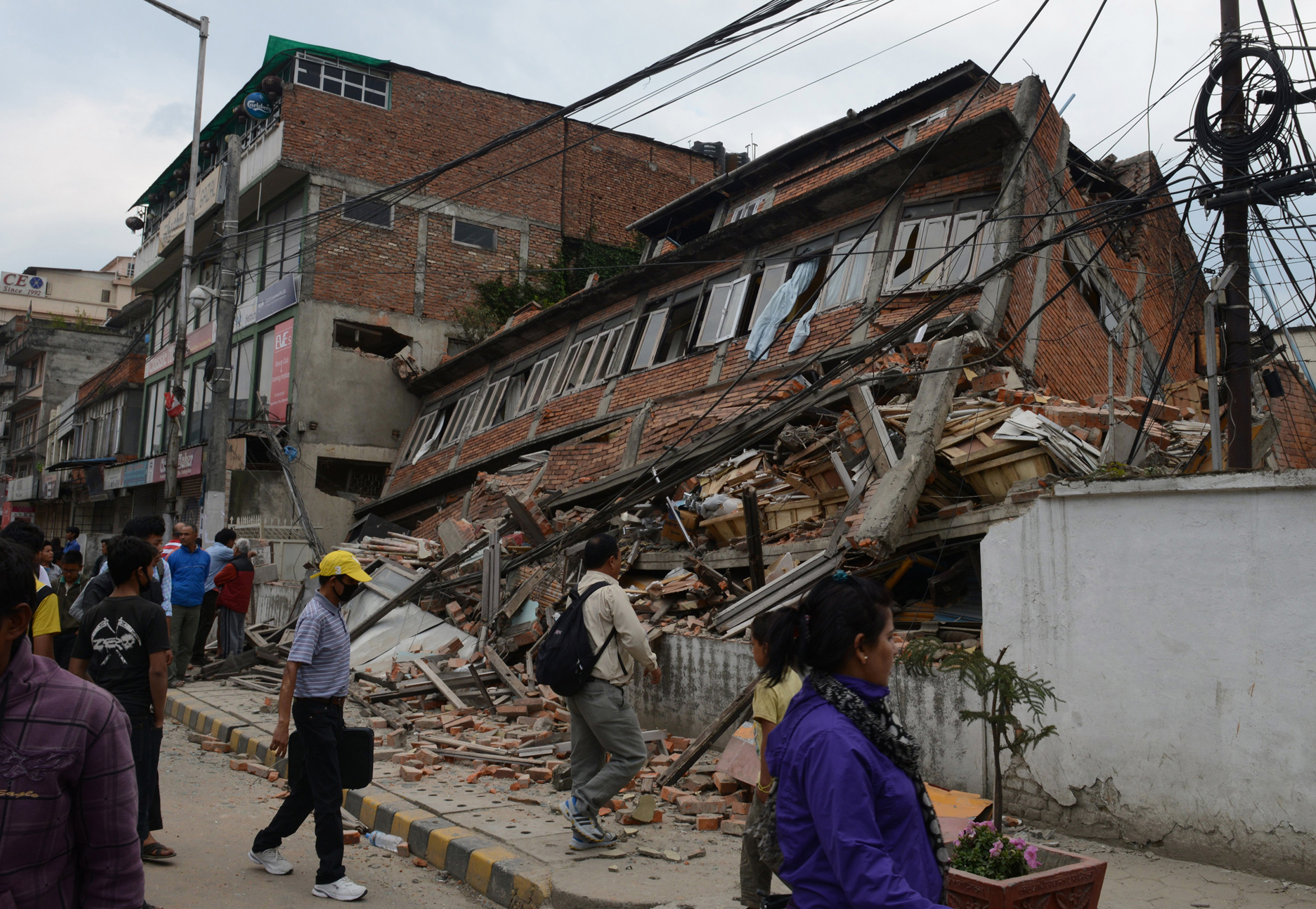 Дома после землетрясения. Землетрясение в Непале 25.04.2015. Катманду землетрясение 2015. 25 Апреля 2015 года в Непале землетрясение. Катманду землетрясение.