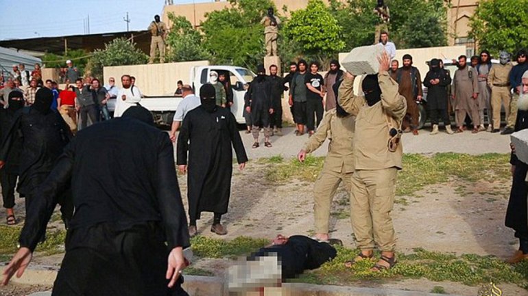 El Estado Islámico ejecutó a dos hombres arrojándoles bloques de hormigón