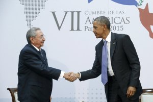Encuentro de Obama y Castro allana camino a más avances hacia la normalización
