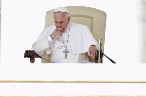 Papa pide a ancianos que recen por él porque también está mayor y enfermo