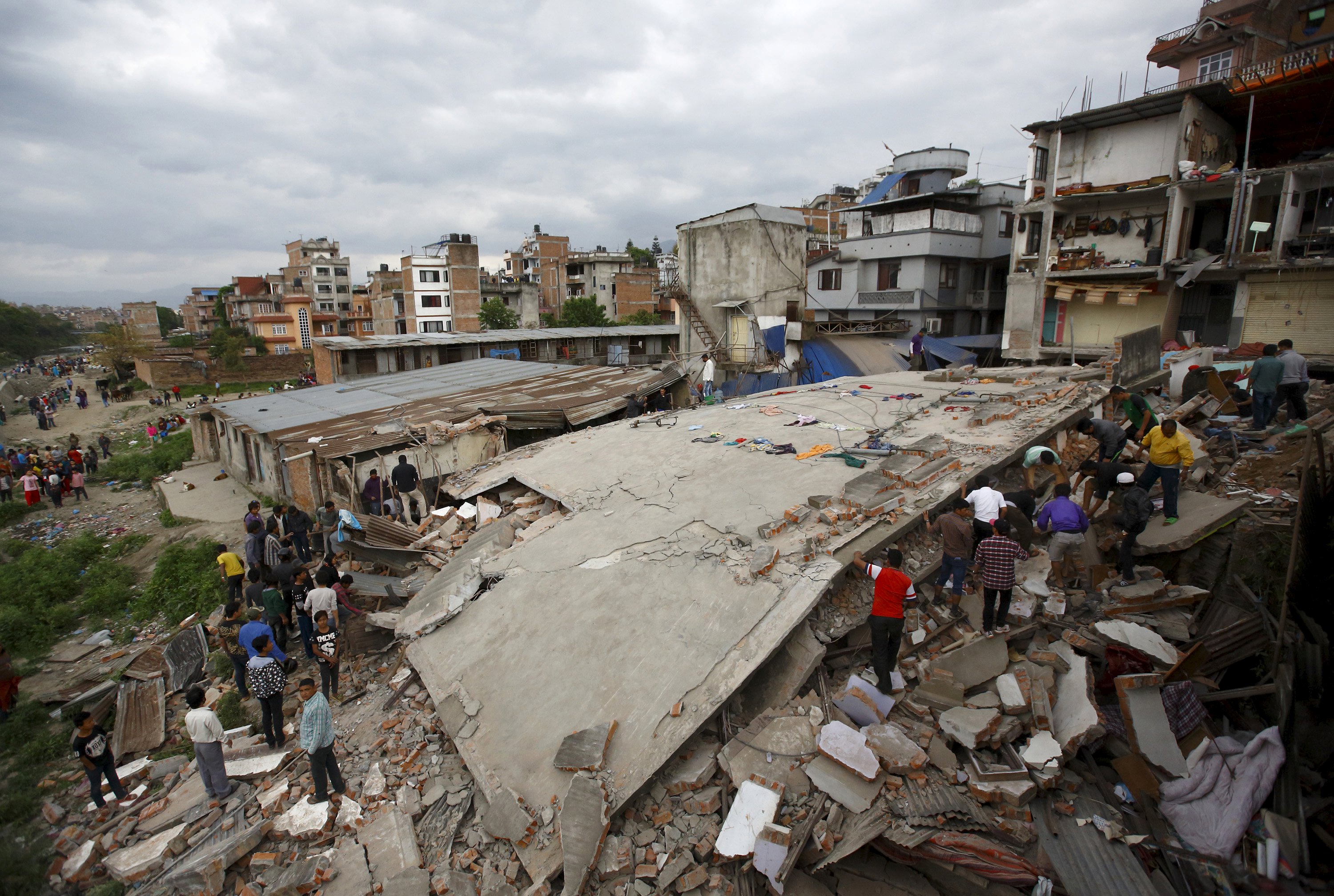 Почему сильное землетрясение. Катманду землетрясение 2015. Землетрясение в Непале 25.04.2015. Катманду землетрясение. Катманду после землетрясения.