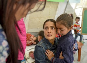 Salma Hayek conmovida al visitar a refugiados sirios (Fotos)