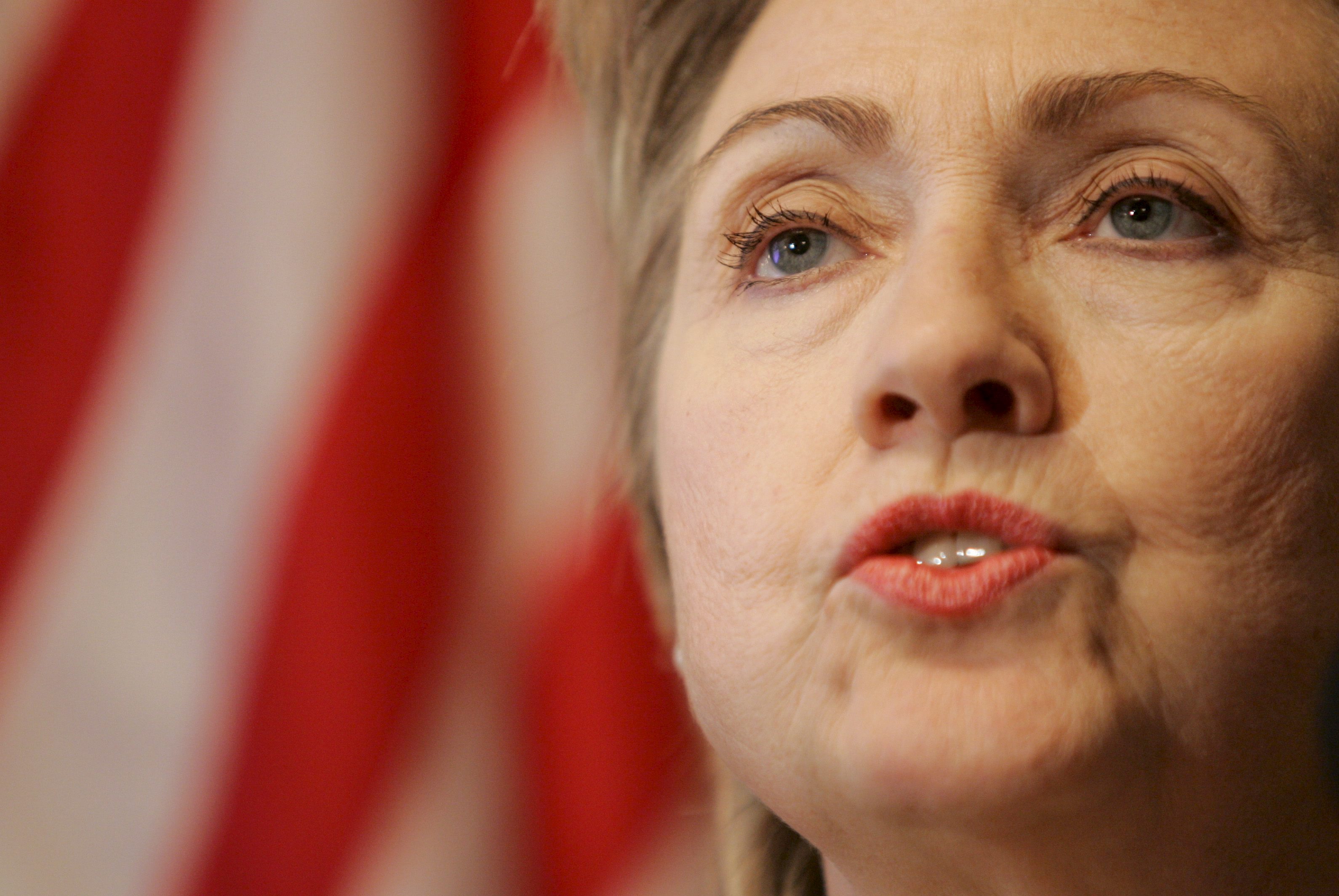 El FBI no recomienda presentar cargos contra Hillary Clinton y dice que fue descuidada