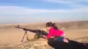 ¡Lamentable! Niña dispara ametralladora de Isis mientras le dicen, “mata, mata,mata”