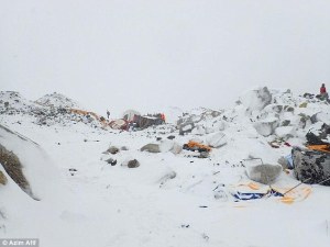 Hielo y rocas enterraron campamento en el Monte Everest, al menos 18 muertos (Fotos)
