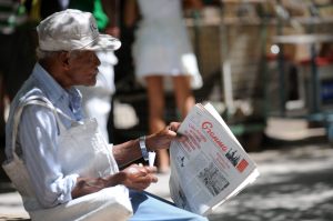Cuba reduce páginas y frecuencia de periódicos oficiales por escasez de papel