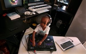 Un DJ de 2 años fascina a aficionados sudafricanos (Fotos)