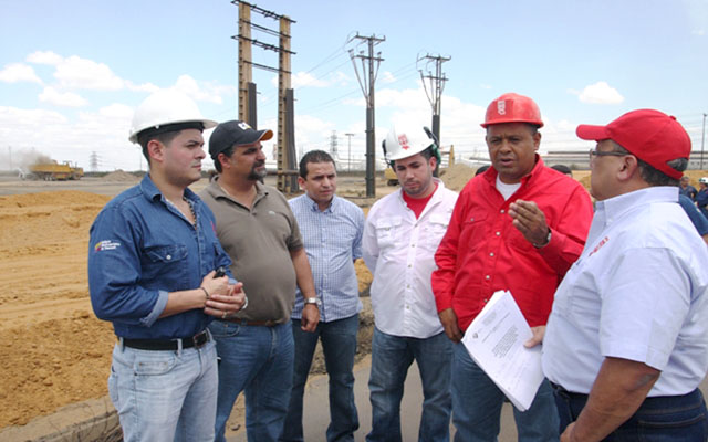 En la gráfica el entonces ministro Rodolfo Sanz junto al gerente de comercialización, Luis Salvador Velásquez, en las actividades para la instalación de las plantas eléctricas / Foto cortesía Sidor