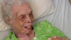 ¡Hermoso! Anciana se ve por primera vez en video a los 102 años