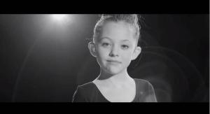A bailarina de ocho años le amputan una pierna y un año después mira lo que hace (Video)