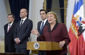 Bachelet dice que erupción del volcán Calbuco es más grave que la del Villarrica