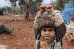 Toda la verdad sobre la foto de la niña siria que se “rinde” ante una cámara fotográfica