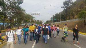 Familiares de policías asesinados marchan contra la inseguridad en la Cota Mil (Fotos)
