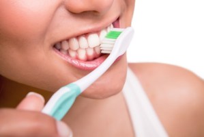 Por qué no deberías cepillarte los dientes inmediatamente después de comer