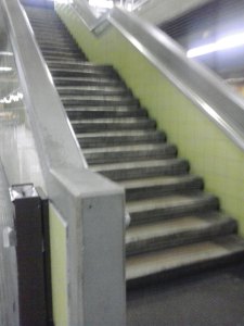 Roban con arma blanca en escaleras de estación del metro de Gato Negro