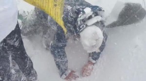 TERRORIFICO: Alpinista graba espeluznante video de avalancha en el Everest