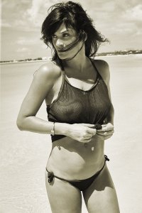 Esta super modelo madurita posó en topless para una revista francesa (Fotos)