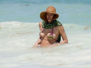 Irina Shayk de incógnita en las playas de Cancún (Foto)