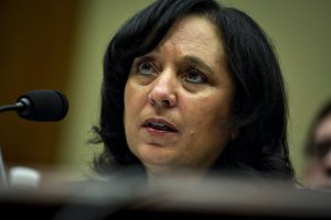 Renunció directora de la DEA por escándalos de prostitución