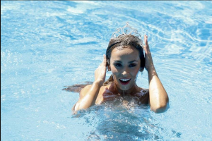 Esta Miss se lanzó “desnudita” a la piscina para calmar “la calor” (Fotos)