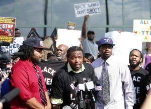 Protestan en EEUU por muerte de hombre negro tras disparos de policía blanco
