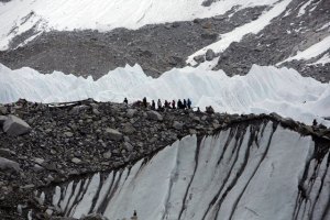 Ascienden a 22 los muertos por avalancha en el Everest; hay 217 desaparecidos