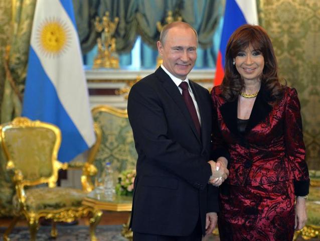 El presidente ruso, Vladimír Putin (i), estrecha la mano de su homóloga argentina, Cristina Fernández, durante la reunión que celebraron en el Kremlin en Moscú (Rusia), hoy, jueves 23 de abril de 2015. Fernández inició ayer una visita oficial a Moscú con el objetivo de estrechar la cooperación estratégica entre ambos países. EFE/ALEXANDER NEMENOV / POOL