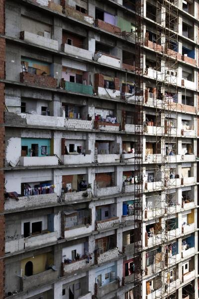 Una vista de los balcones de la Torre Confinanzas, también conocida como Torre de David, en Caracas, Venezuela, el 20 de marzo de 2015. El edificio, un rascacielos de 45 plantas, permanece ocupado en la actualidad por unas 300 familias que pagan unos 250 bolívares (un euro) al mes a una cooperativa para tener acceso a agua, electricidad, limpieza de los espacios comunes e incluso seguridad. El proceso de desalojo comenzó a mediados del pasado año en una operación coordinada de manera armónica con sus ocupantes. De las 4.000 personas llegaron a vivir en su interior, en la actualidad tan solo quedan unas 1.000 que ocupan hasta la planta la planta 13 de la emblemática torre. EFE/Paulo Cunha