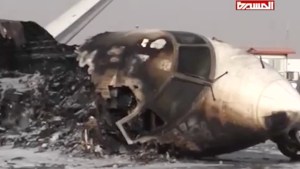 Bombardean el aeropuerto de Yemen (Video)