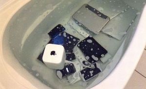 Se venga de su novio destruyendo todos sus dispositivos Apple (Foto)