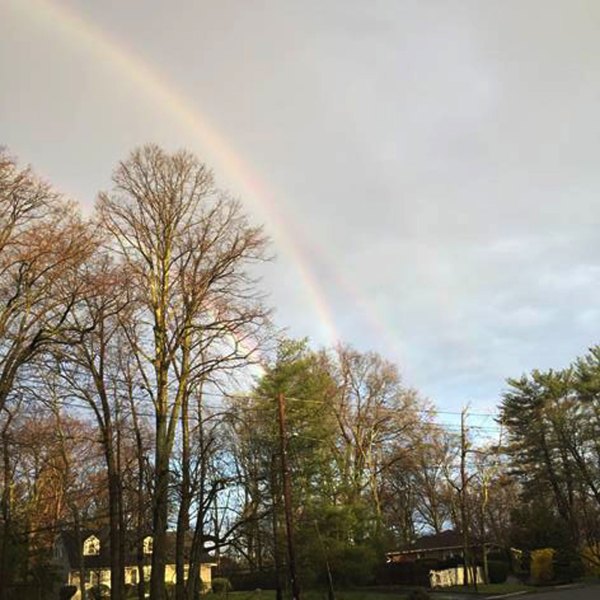 En esta fotografía proporcionada por Amanda Curtis aparece un arcoiris en el cielo en la estación de tren Glen Cove, el martes 21 de abril de 2015, en Long Island, en Nueva York (Foto AP)