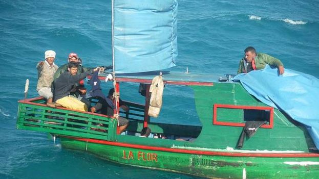 Imagen distribuida por Semar del rescate de los balseros cubanos. (Secretaría de Marina-Armada de México)