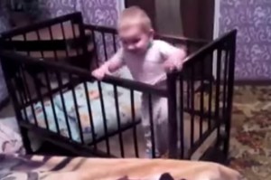 ¡Increíble! Bebé crea magnífico plan para escapar de su cuna (Video)