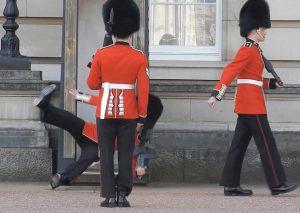 ¡Allá rodó! Guarda del Palacio de Buckingham durante un cambio de guardia (Video)