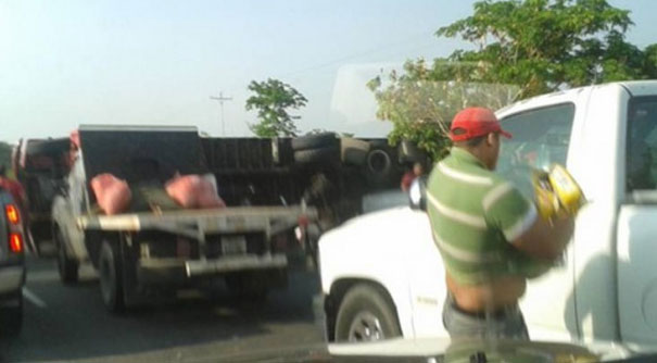 Saquean camión cargado de harina en la carretera Lara-Zulia