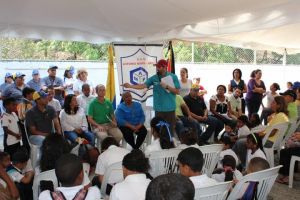 Capriles pidió al pueblo rechazar que el Gobierno meta la política a las escuelas