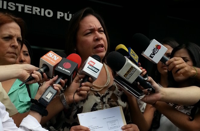 Diputada Milagros Valera condena que Maduro sólo se ocupe de Obama y no de los policías asesinados en 2015