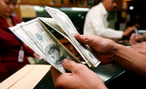 Gobierno busca triplicar el valor del dólar oficial