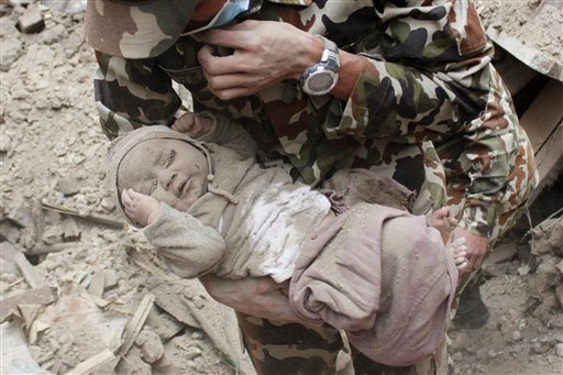 Fotógrafo siente alivio al ver a bebé rescatado en Nepal
