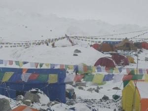 Terremoto desata avalancha en Monte Everest, deja al menos diez muertos