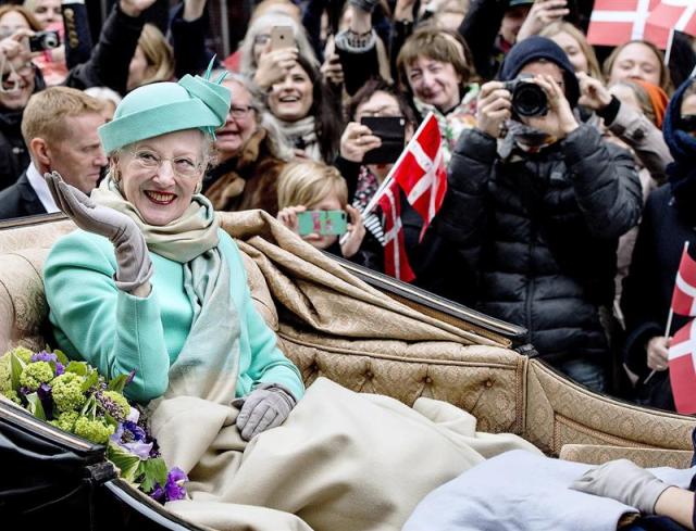 La reina Margarita de Dinamarca saluda a los ciudadanos a bordo de un carruaje mientras recorre la calle Stroeget desde el Palacio de Amalienborg al Ayuntamiento de Copenhague (Dinamarca) hoy, jueves 16 de abril de 2015. La monarca cumple hoy 75 años. EFE/Bax Lindhardt