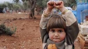 Toda la verdad sobre la foto de la niña siria que se “rinde” ante una cámara de fotografía