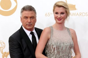 El mensaje de la hija de Alec Baldwin al enterarse del accidente fatal en el set de “Rust”