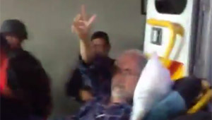 Entre aplausos y con el ánimo bien alto: El traslado del alcalde Ledezma tras operación (VIDEO)