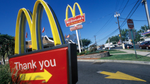 McDonald’s aumenta salarios en EEUU pero la disputa continúa