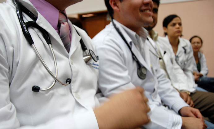 Bajos salarios y precariedad en hospitales impulsan fuga de médicos venezolanos