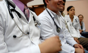 Médicos residentes se las ingenian entre estudiar y atender pacientes