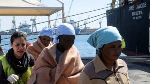 Recuperan 24 cadáveres de los 700 desaparecidos en naufragio en el Mediterráneo