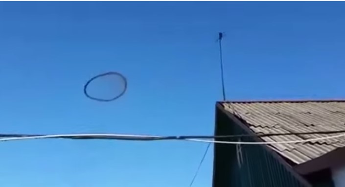 Aparece enorme anillo negro en el cielo en Kazajistán (Video)